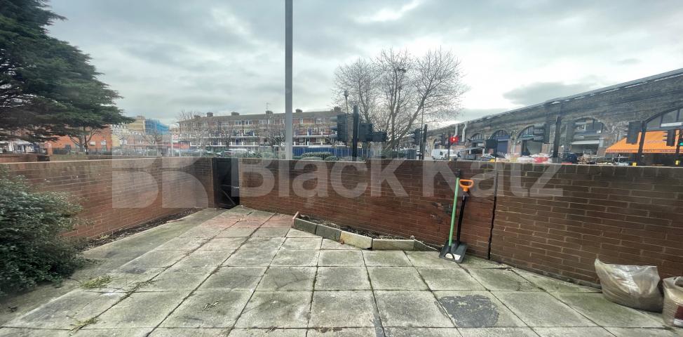 stylish and contemporary three bed flat with garden Coxson way , Tower Bridge